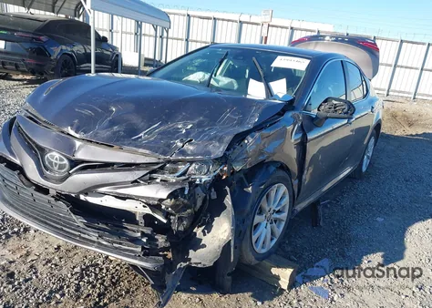 2020 Toyota Camry Le z USA, uszkodzony, nr VIN 4T1C11AK0LU385424